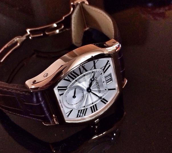 The 18k rose gold fake Cartier Tortue W1556234 watches have brown leather straps.